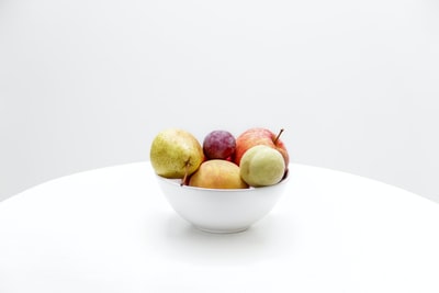 白瓷碗杂色水果